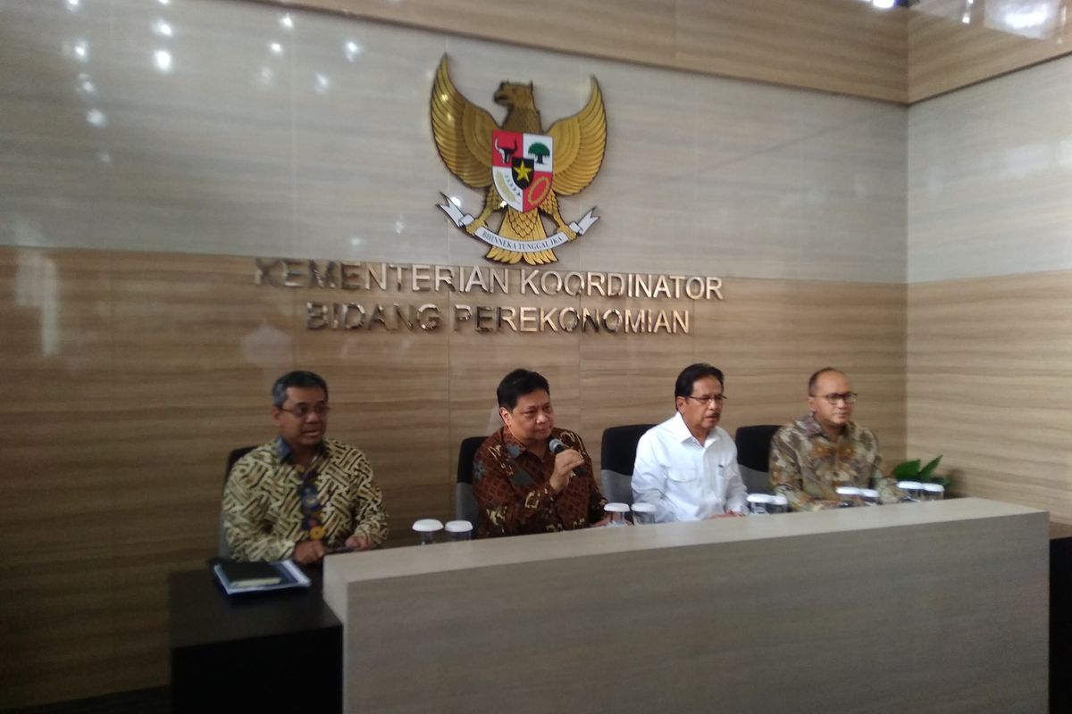 Menteri Koordinator Bidang Perekonomian (Menko Perekonomian) Airlangga Hartarto (kedua kiri) menjelaskan haril Rakornas Omnibus Law di Jakarta, Kamis (12/12/2019).