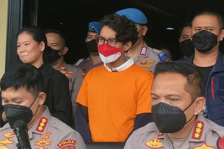 Tersangka kasus penyalahgunaan narkoba ganja, musisi sekaligus aktor Ardhito Pramono sebelum konferensi pers di Polres Metro Jakarta Barat dimulai, Kamis (13/1/2022).