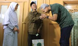 Idul Fitri 2019, Ganjar Pranowo Kunjungi Guru dan Jumpa Sahabat Masa Kecil