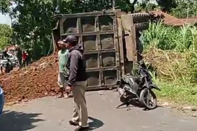 Truk pengangkut material tol Probowangi mengalami kecelakaan hingga menyebabkan dua korban tewas di Kabupaten Probolinggo, Jawa Timur, Senin (18/12/2023). 