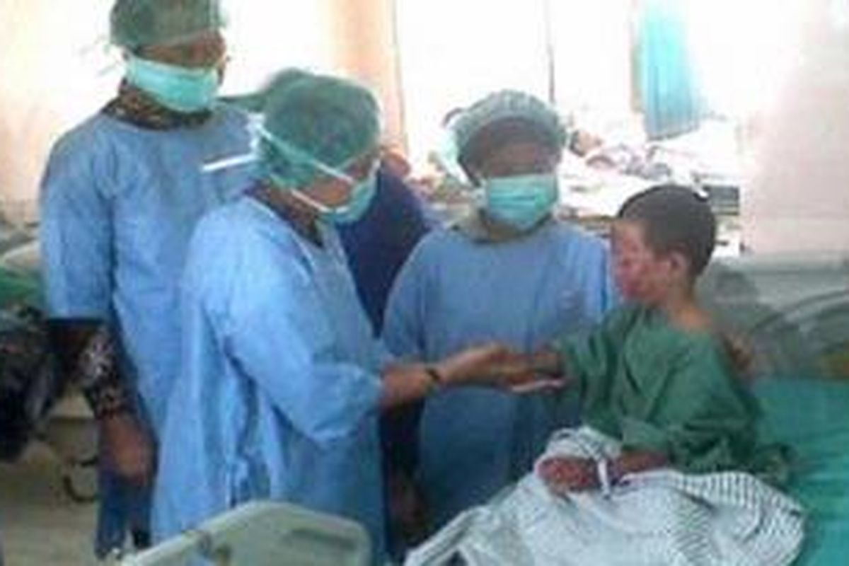 Menkes Endang Rahayu Sedyaningsih mendatangi Unit Pelayanan Khusus Luka Bakar Prof Dr Munadjat Wiratmadja Rumah Sakit Cipto Mangunkusumo (RSCM) untuk menjenguk korban luka bakar di Bojonegoro, Ridho (4), Selasa (20/7/2010).