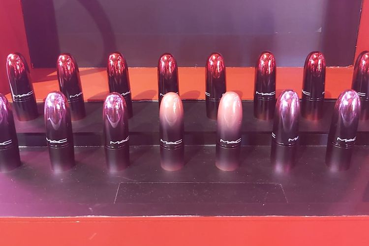 Koleksi Love Me Lipstick dari MAC yang terdiri dari 12 pilihan warna.