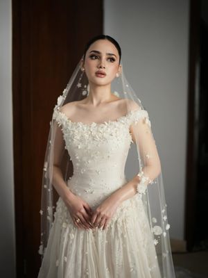 Gaun pengantin Syifa Hadju tampil ringan dan romantis, dihiasi ribuan bunga handmade dengan detail yang dikerjakan satu per satu.