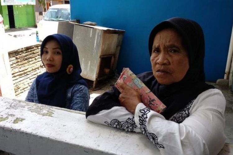 Dg Sanang (kanan), ibu dari SY (15), pelajar SMP yang akan menikahi pacarnya, FA (14).
