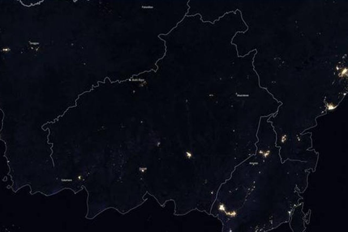 Foto citra malam satelit NASA yang menunjukkan wilayah Kalimantan