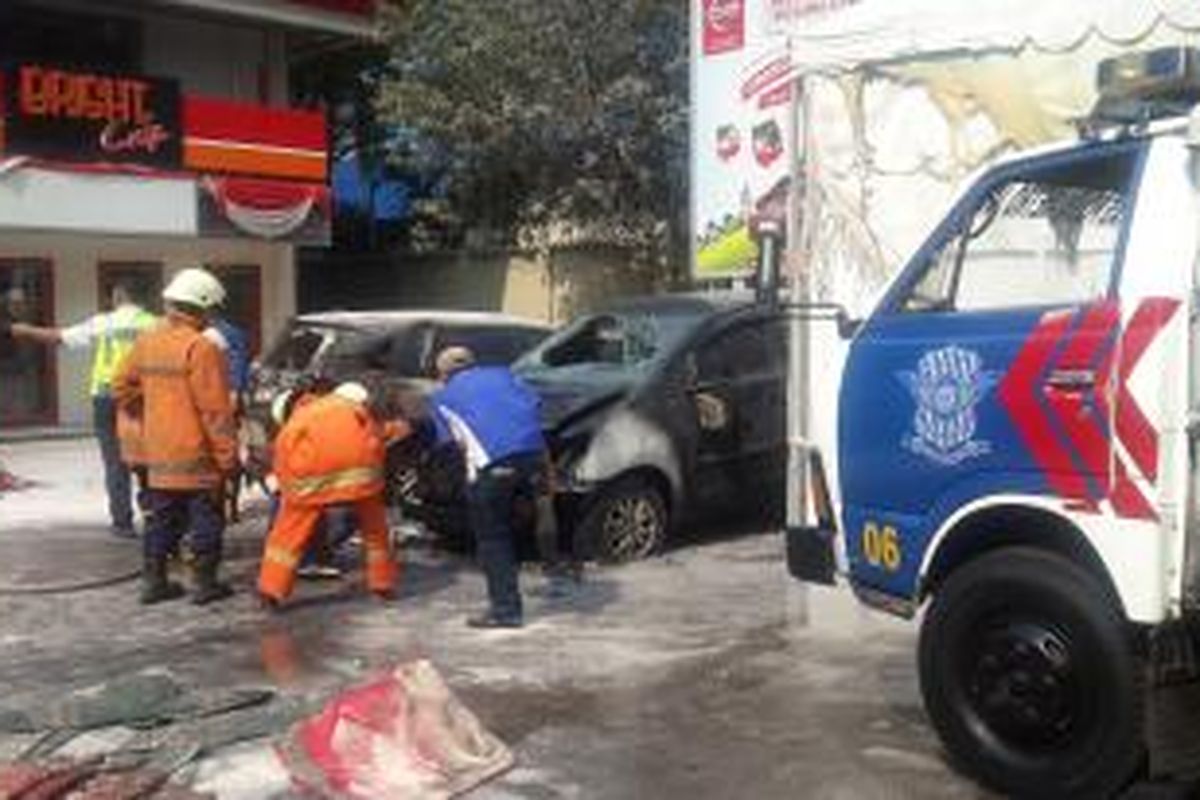 Dua mobil terbakar di SPBU 34-12902 di Jalan Jenderal Gatot Subroto, Jakarta Selatan, Selasa (1/9/2015).
