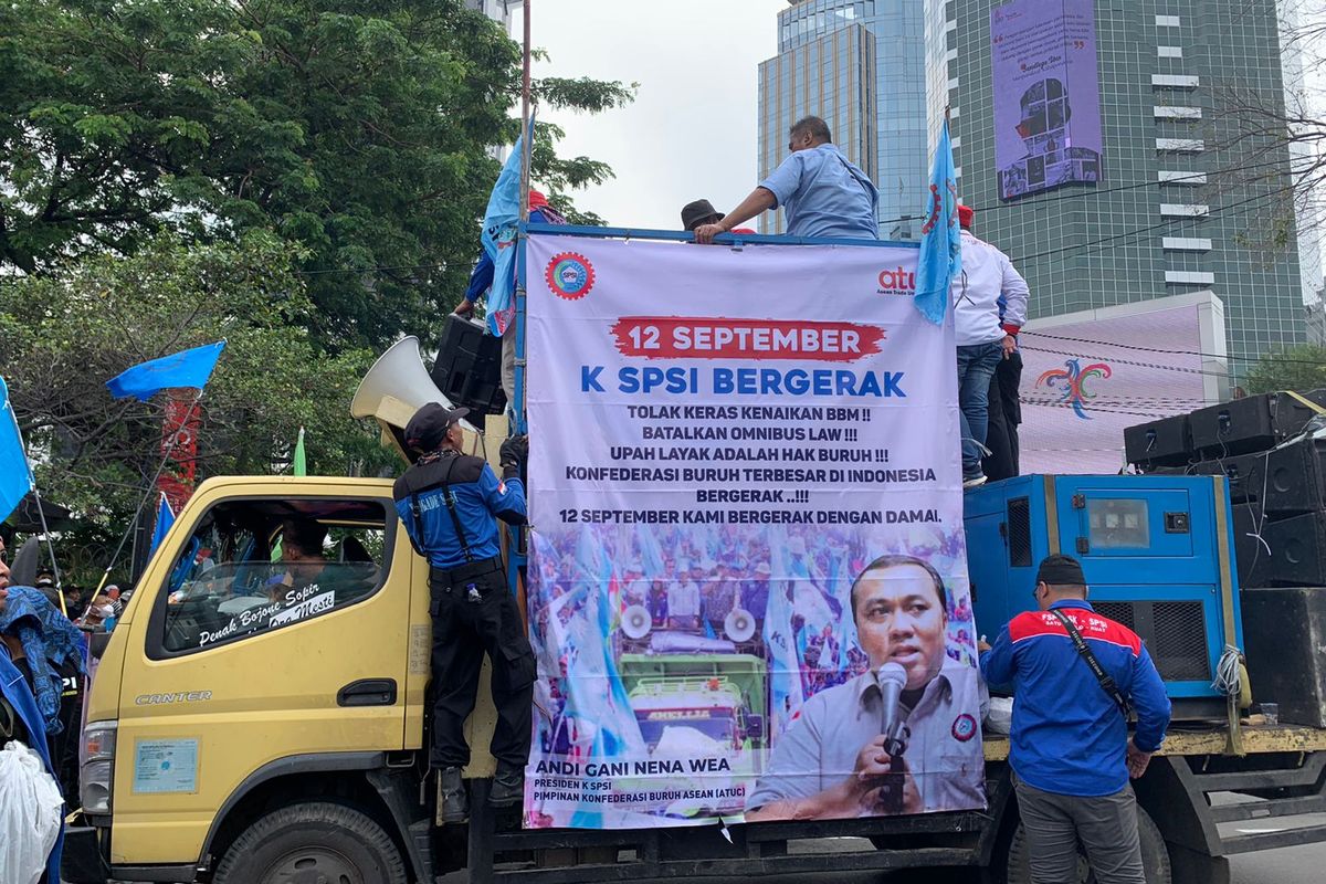 Massa buruh KSPSI Andi Gani menggelar aksi unjuk rasa menolak kenaikan harga BBM hingga menolak Omnibus Law Undang-undang Cipta Kerja di kawasan Patung Kuda, Jakarta Pusat, Senin (12/9/2022).