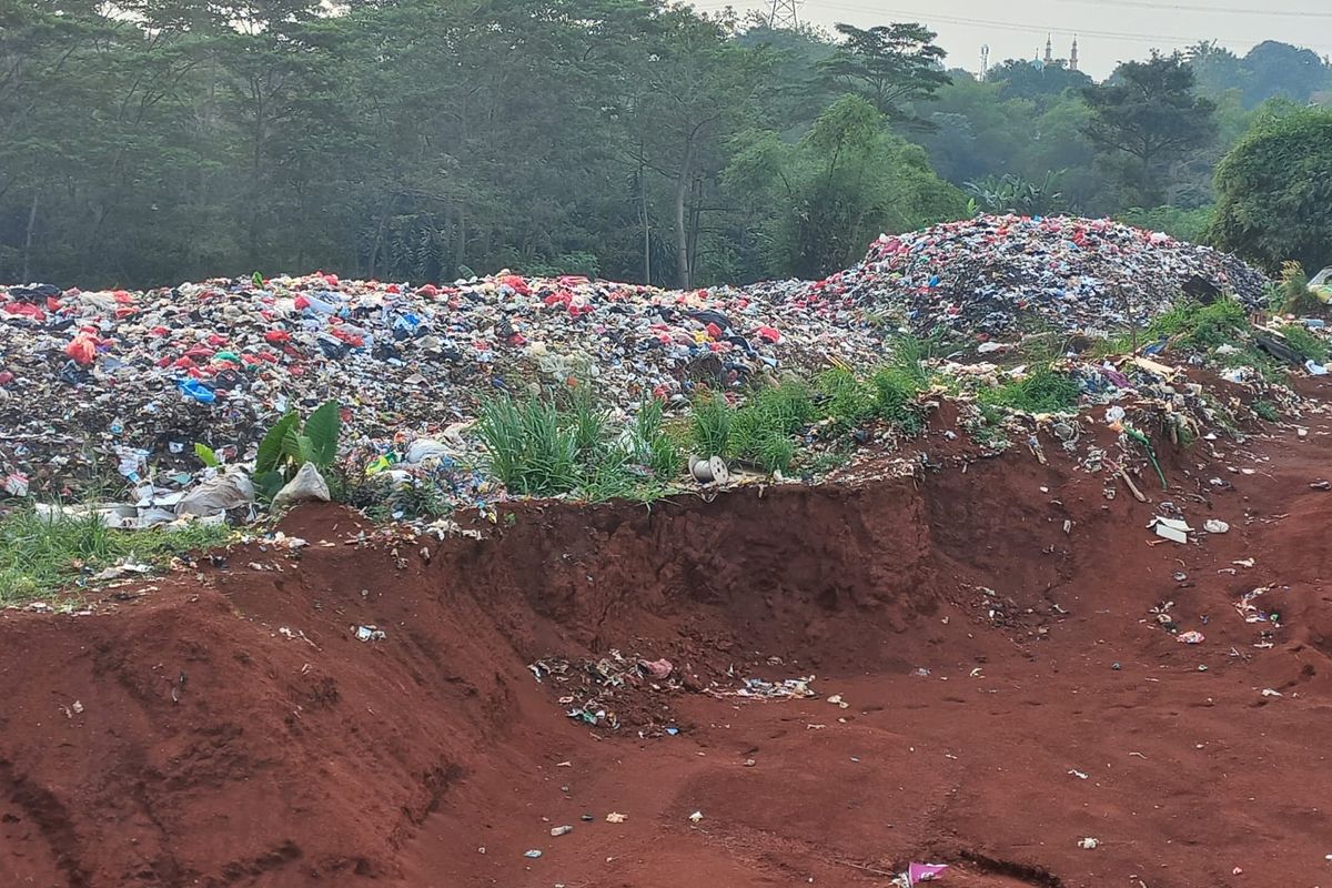 Tempat penampungan sementara (TPS) ilegal yang berada di Tanah Merah, Cipayung, Depok, disegel Satpol PP Kota Depok pada Kamis (21/7/2022). Penyegelan itu berdasarkan laporan warga yang mengeluhkan karena aktivitas pengelolaan sampah dengan cara dibakar.