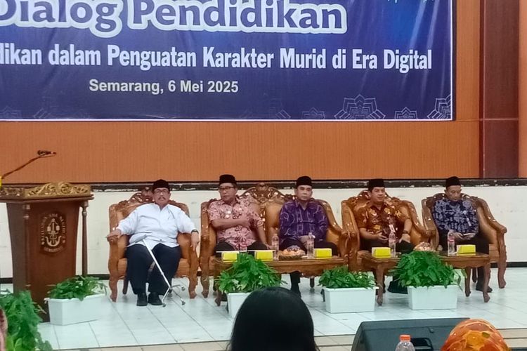 Wakil Wali Kota Semarang Iswar Aminuddin saat menjadi narasumber dalam dialog pendidikan yang digelar Dewan Pendidikan Kota Semarang di aula SMAN 2 Kota Semarang, Selasa (6/5/2025). 
