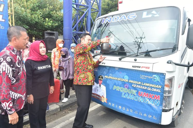 Bupati Lamongan Yuhronur Efendi (pegang kendi), saat melepas ekspor perdana produk Lamongan 2023 di depan kantor Disperindag Lamongan, Jawa Timur, Kamis (26/1/2023).