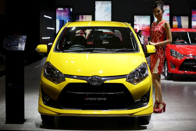 Sales promotion girl berpose di samping Toyota Agya 1.2L saat ajang Indonesia International Motor Show (IIMS) 2017 di JI Expo, Kemayoran, Jakarta, Jumat (28/4/2017). Ajang pameran otomotif terbesar di Indonesia ini akan berlangsung hingga 7 Mei mendatang.