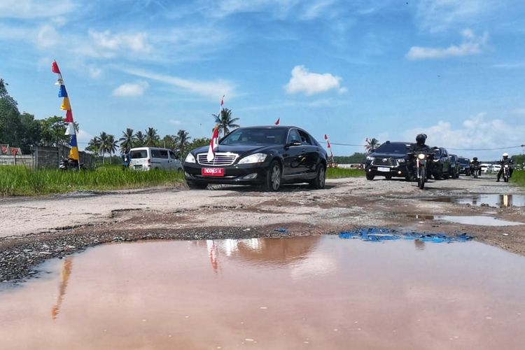 Presiden Joko Widodo melintasi jalanan rusak dalam kunjungannya ke Provinsi Lampung, Jumat (5/5/2023). Dalam kunjungan ini Jokowi menyatakan jika pemerintah daerah tak mampu memperbaiki jalan yang rusak maka akan ditarik ke pusat.