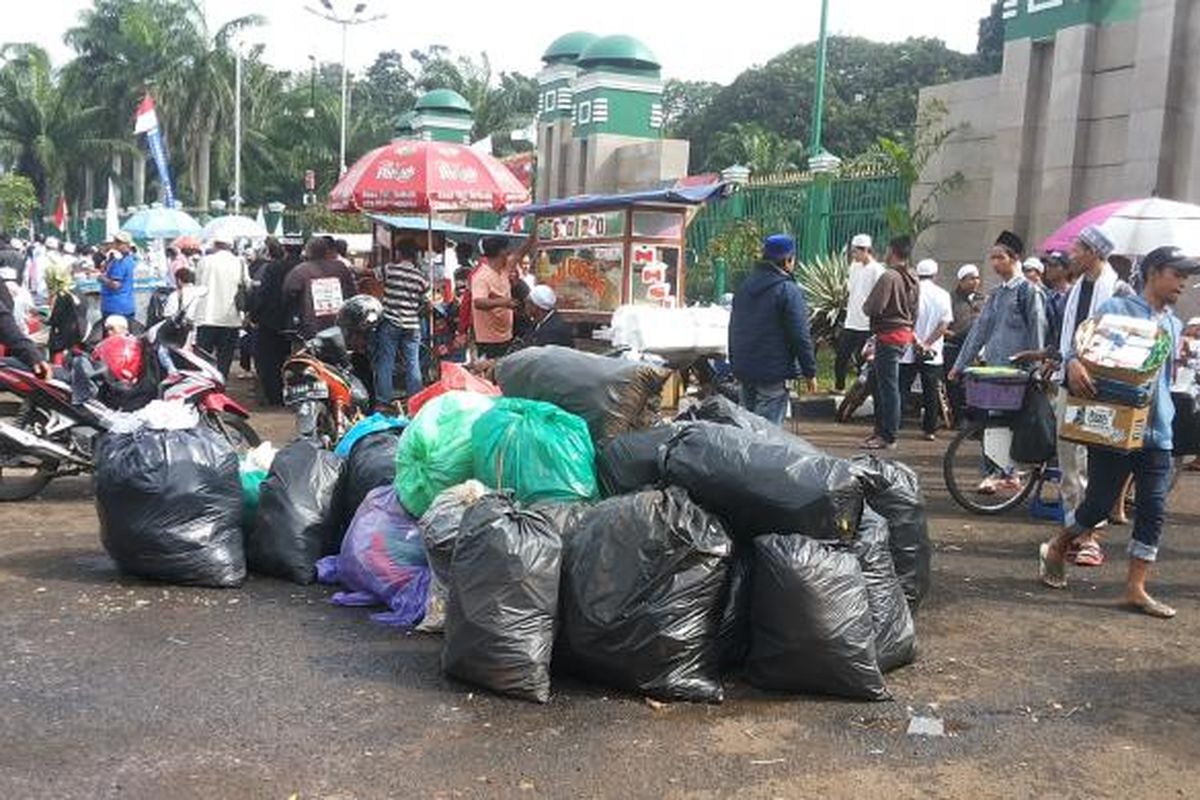 Kantong-kantong plastik berisi sampah yang dikumpulkan usai usai berakhirnya aksi unjuk rasa 212 di depan Gedung DPR RI, Jakarta Pusat, Selasa (21/2/2017). 