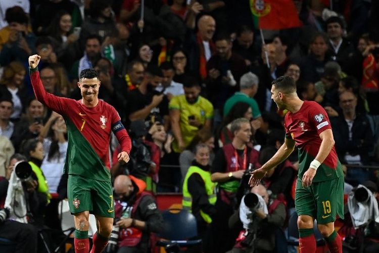 Selebrasi Cristiano Ronaldo setelah mencetak gol dalam pertandingan Portugal vs Slovakia pada Kualifikasi Euro 2024 di Estadio do Dragao, Sabtu (14/10/2023) dini hari WIB. (Photo by MIGUEL RIOPA / AFP)