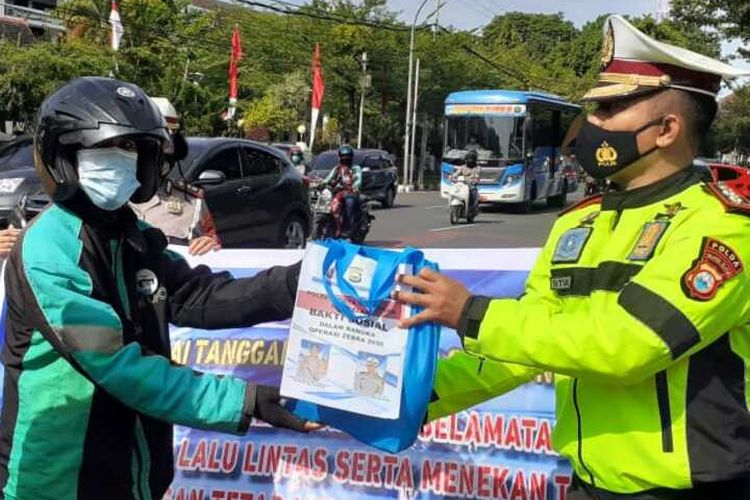 A file photo of a traffic police distributing mask to a motorist dated November 2, 2020.  