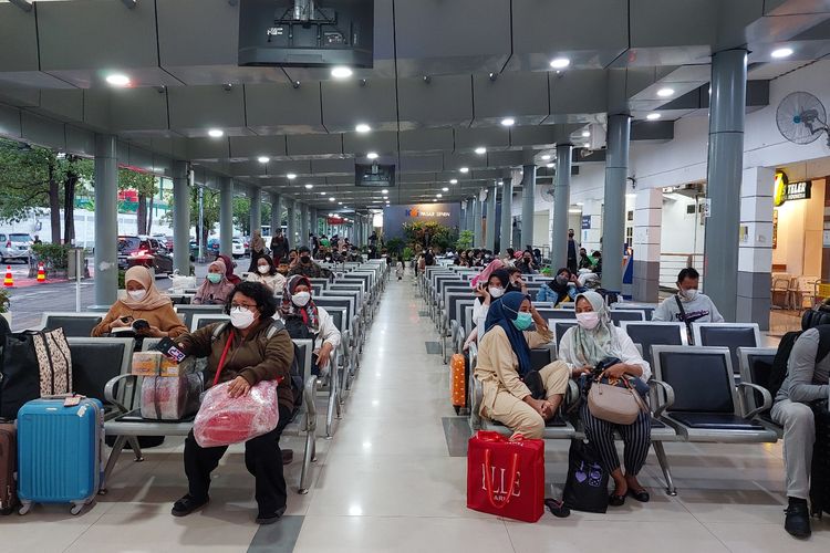 Stasiun kereta api Pasar Senen, Jakarta Pusat, kembali diramaikan calon penumpang pada Rabu (20/4/2022).