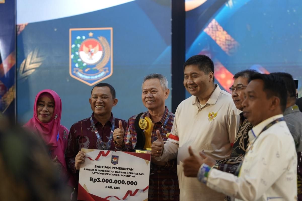 Bupati Sigi Mohamad Rizal Intjenae (tengah) mewakili Kabupaten Sigi menerima piala penghargaan sebagai Kabupaten Terbaik dalam kategori Pengendalian Inflasi pada ajang Apresiasi Pemerintah Daerah Berprestasi 2026 Regional Sulawesi yang diadakan oleh Kementerian Dalam Negeri (Kemendagri) di Hotel Claro, Kota Kendari, Sulawesi Tenggara, Jumat (29/5/2026).
