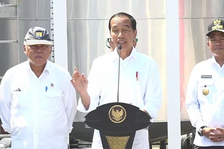 Presiden Joko Widodo saya meresmikan pabrik minyak makan Pagar Merbau di Kabupaten Deli Serdang, Sumatera Utara pada Kamis (14/3/2024).