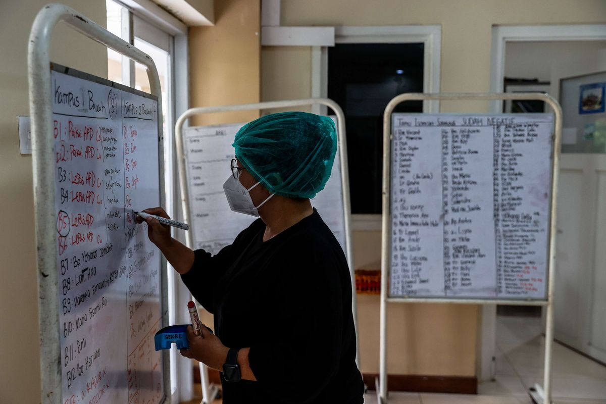 Pekerja menulis daftar pasien Covid-19 di papan tulis di Pusat Pastoral KAJ Samadi di Klender, Jakarta Timur, Kamis (5/8/2021). Saat masa kenaikan kasus Covid-19, Pusat Pastoral KAJ Samadi memutuskan untuk mengubah tempatnya menjadi ruang isolasi untuk merawat pasien Covid-19. Keputusan ini dibuat di tengah banyak rumah sakit di kawasan ibu kota yang kewalahan akibat terus bertambahnya jumlah pasien Covid-19.