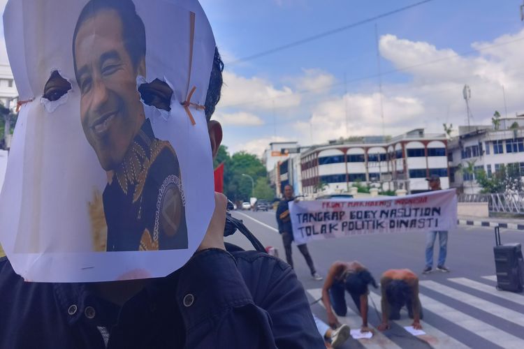 Massa dari Front Marhaenis Indonesia (FMI) saat berunjukrasa di depan Kantor Walikota Medan, Senin (17/8/2024). Meraka menuntut aparat penegak hukum menangkap Walikota Medan Bobby Nasution bila terlibat kasus Blok Medan.