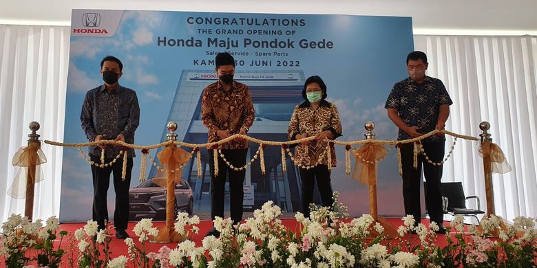 Senior Vice President HPM Benawati Abas, President Commisioner of Maju Motor Group Alvin Kennedy, dan Director Honda Maju Motor Didi Kurniady melakuka seremoni peresmian diler Honda Maju Pondok Gede, Jakarta Timur, Kamis (30/6/2022). 