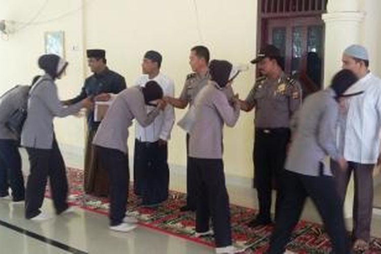 MEULABOH, KOMPAS.com; Untuk menjalankan revolusi mental  diinternal  kepolisian , Polres Aceh Barat  menitipkan   20 personil polisi  ke Pesantren Serambi Mekkah, Desa Blang Beurandang, Kecaamatan Johan Pahlawan, Aceh Barat. 

“personil yang kita masukan ke pesatren ini bertahap, tahap pertama 10 personil wanita dan 10 laki-laki”  kata Kompol Taufik Rahman SH,  Kabag Sumda Polres Aceh Barat kepada waratwan Selasa (01/04/2015.
