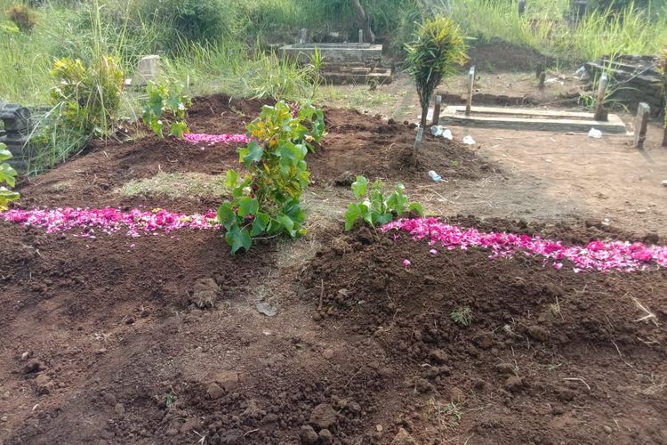 Ibu dan dua anak di Jember  tewas di dalam rumah sudah dimakamkan 