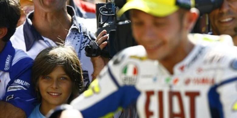 Luca Marini (kiri) bersama Valentino Rossi di GP San Marino, 2009.