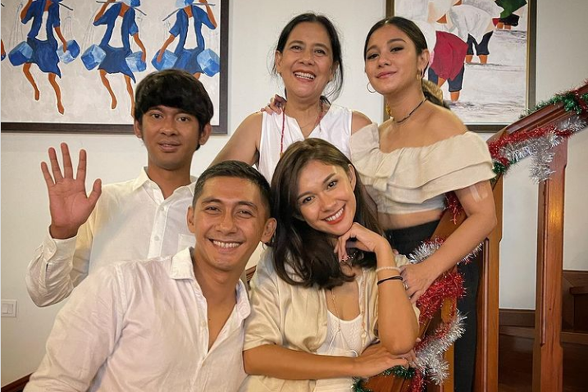 Aktris Lydia Kandou bersama keempat anaknya, (bawah dari kiri) Kenang dan Nana, (atas dari kiri) Nathana dan Naysila.