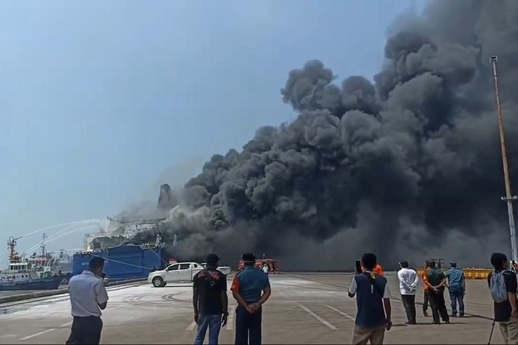 Api masih membakar KMP Mutiara Berkah I di Pelabuhan Indah Kiat