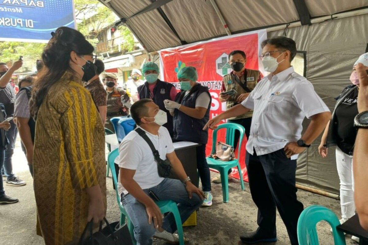 Health Minister Budi Gunadi Sadikin (right) gets a closer look of how vaccination program is conducted in Ranotana Weru Community Health Center in Manado, North Sulawesi on Friday, March 3, 2021. 