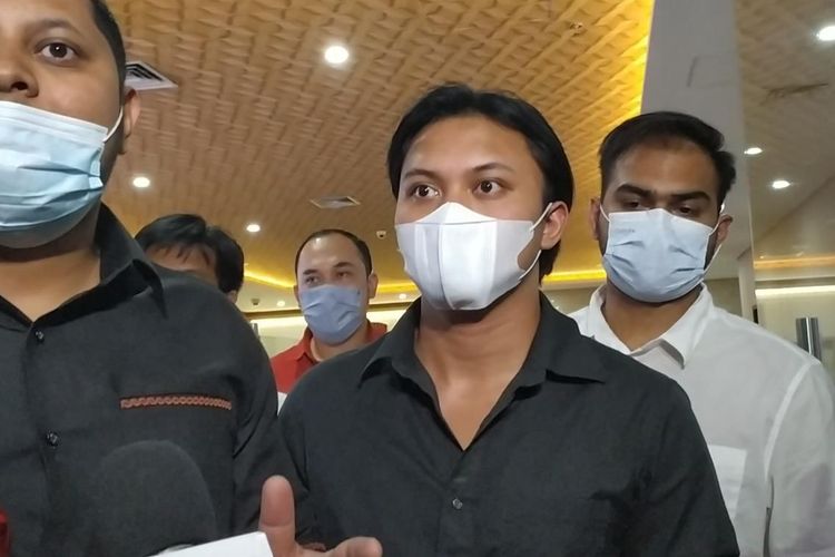 Artis Rizky Febian setelah menjalani pemeriksaan terkait kasus penipuan aplikasi Quotex tersangka Doni Muhammad Taufik alias Doni Salmanan di Bareskrim Polri, Jakarta, Rabu (16/3/2022).