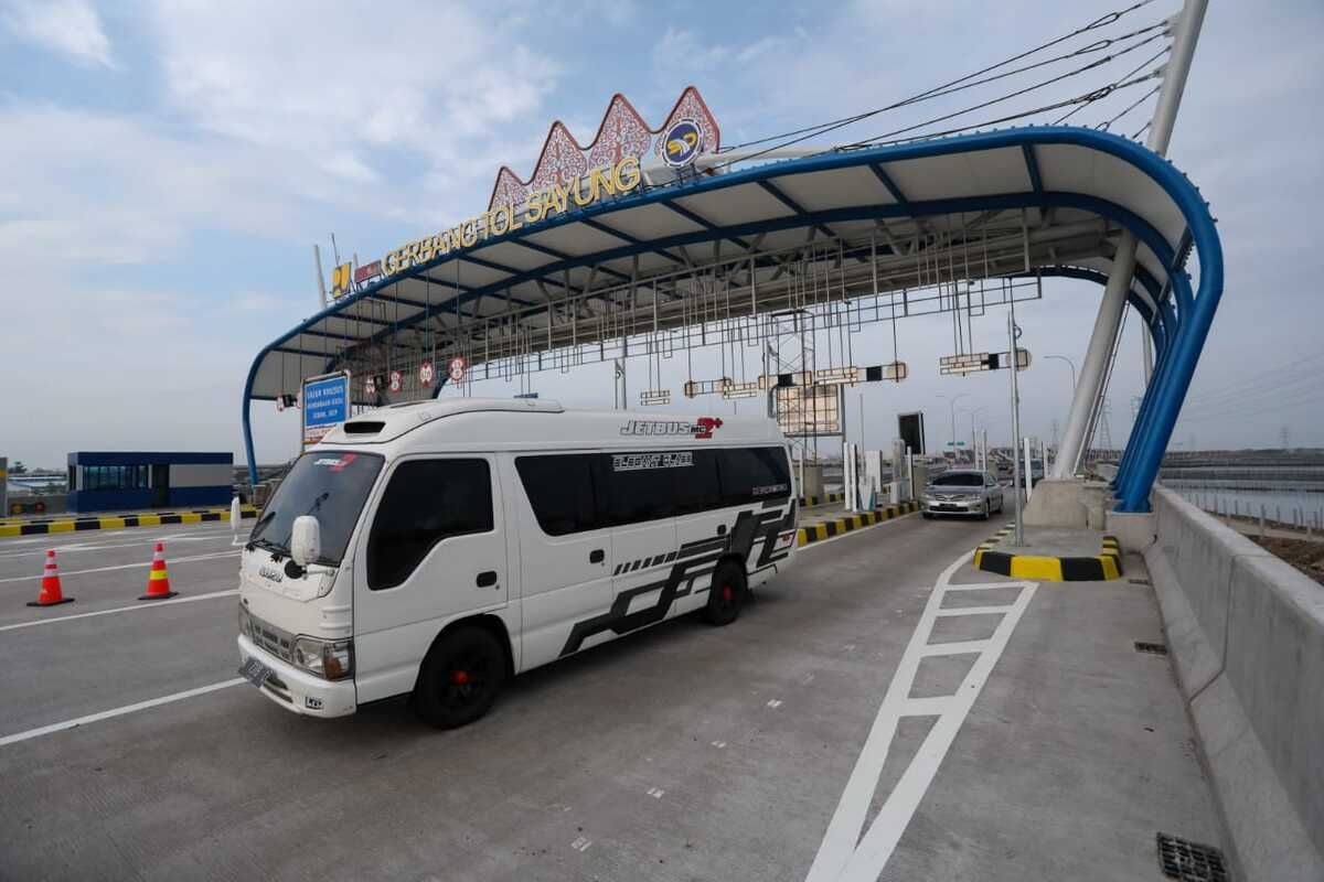 Kondisi Tol Semarang-Demak seksi II (Sayung-Kadilangu, Demak) dilalui pengguna jalan, Minggu (13/11/2022).