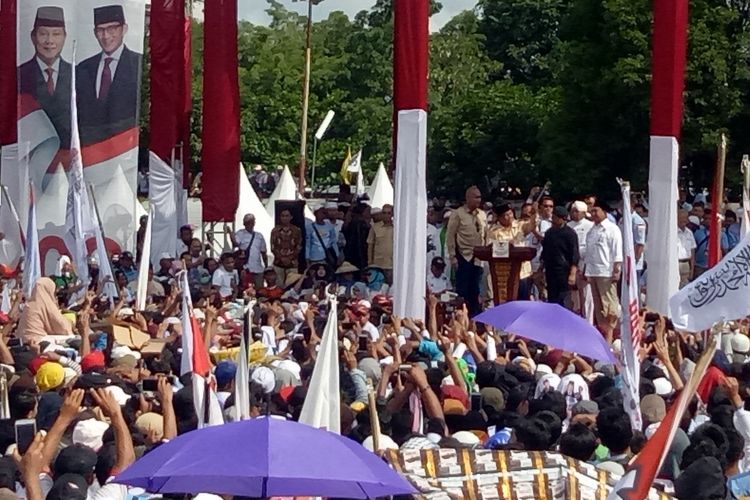 Capres 02 Prabowo Subianto menerima keris garuda yaksa dari seorang Mpu dalam kampanye rapat umum terbuka di Stadion Sriwedari Solo, Jawa Tengah, Rabu (10/4/2019).