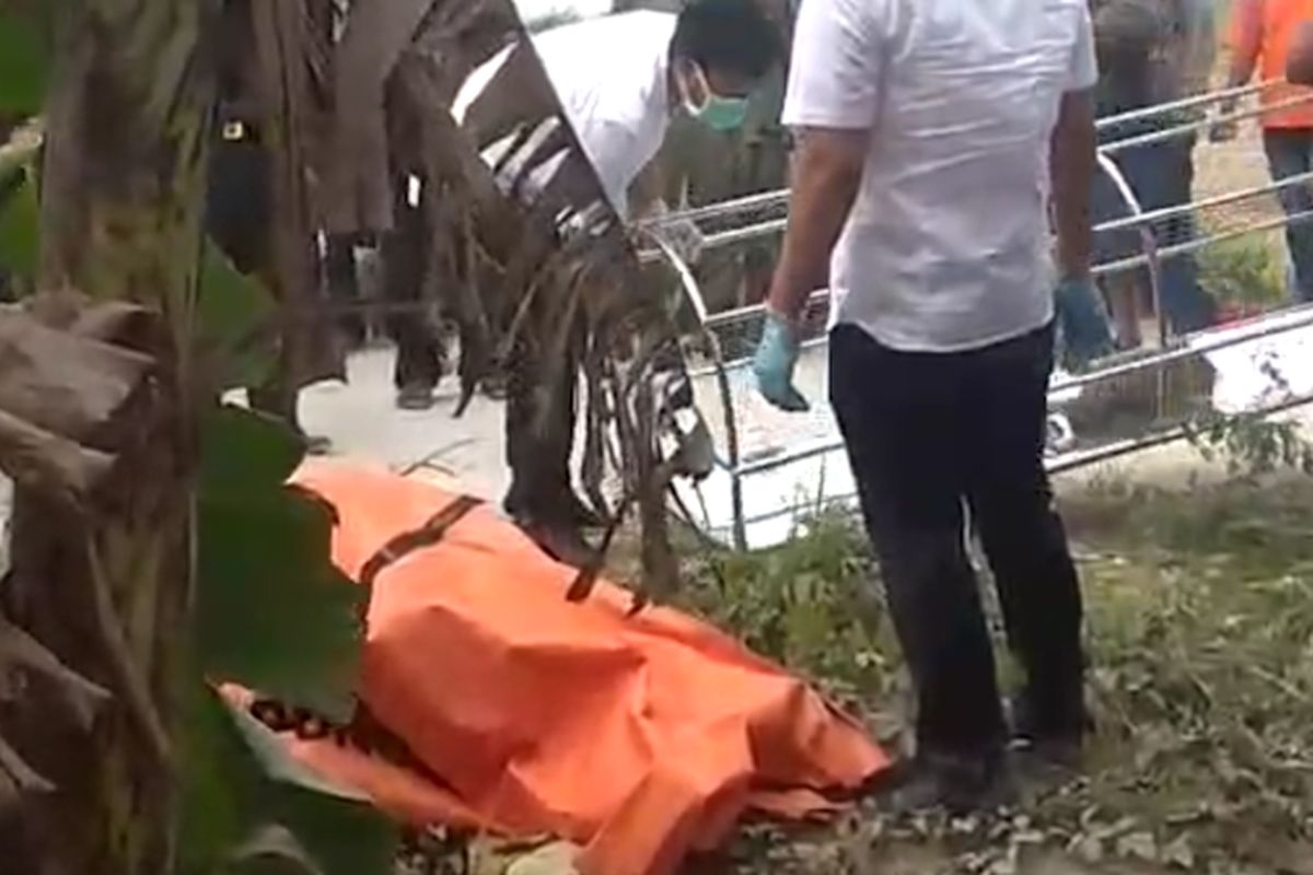 Pihak kepolisian melakukan evakuasi terhadap temuan mayat perempuan yang sudah membusuk di Desa Gluranploso, Kecamatan Benjeng, Gresik, Jawa Timur, Rabu (7/9/2022).