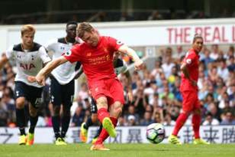 James Milner mencetak gol Liverpool ke gawang Tottenham Hotspur pada partai Premier League di Stadion White Hart Lane, Sabtu (27/8/2016).