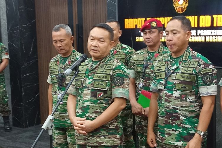 Kepala Staf AD (KSAD) Jenderal Dudung Abdurachman beserta pejabat utama AD usai Rapim TNI AD di Mabesad, Jakarta, Jumat (10/2/2023)