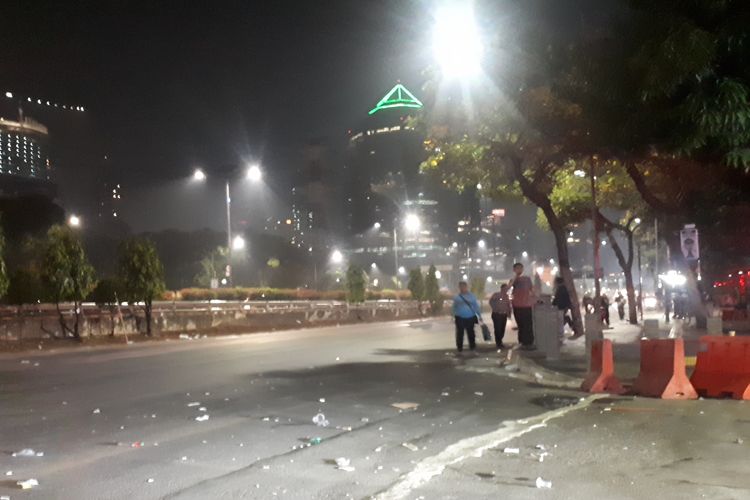 Situasi Jalan Gatot Subroto dan kawasan Semanggi tepatnya di sekitar Kampus Atma Jaya, Plaza Semanggi, dan gedung Polda Metro Jaya mulai kondusif setelah kerusuhan antara demonstran dan polisi, Senin (30/9/2019) pukul 23.00.