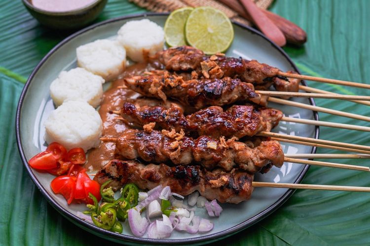 Ilustrasi sate ayam bumbu kecap, marinasi dulu 30 menit.