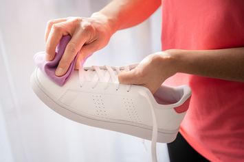 Hujan Deras, Ini Panduan Cuci Sepatu Putih Bahan Kanvas dan Kulit