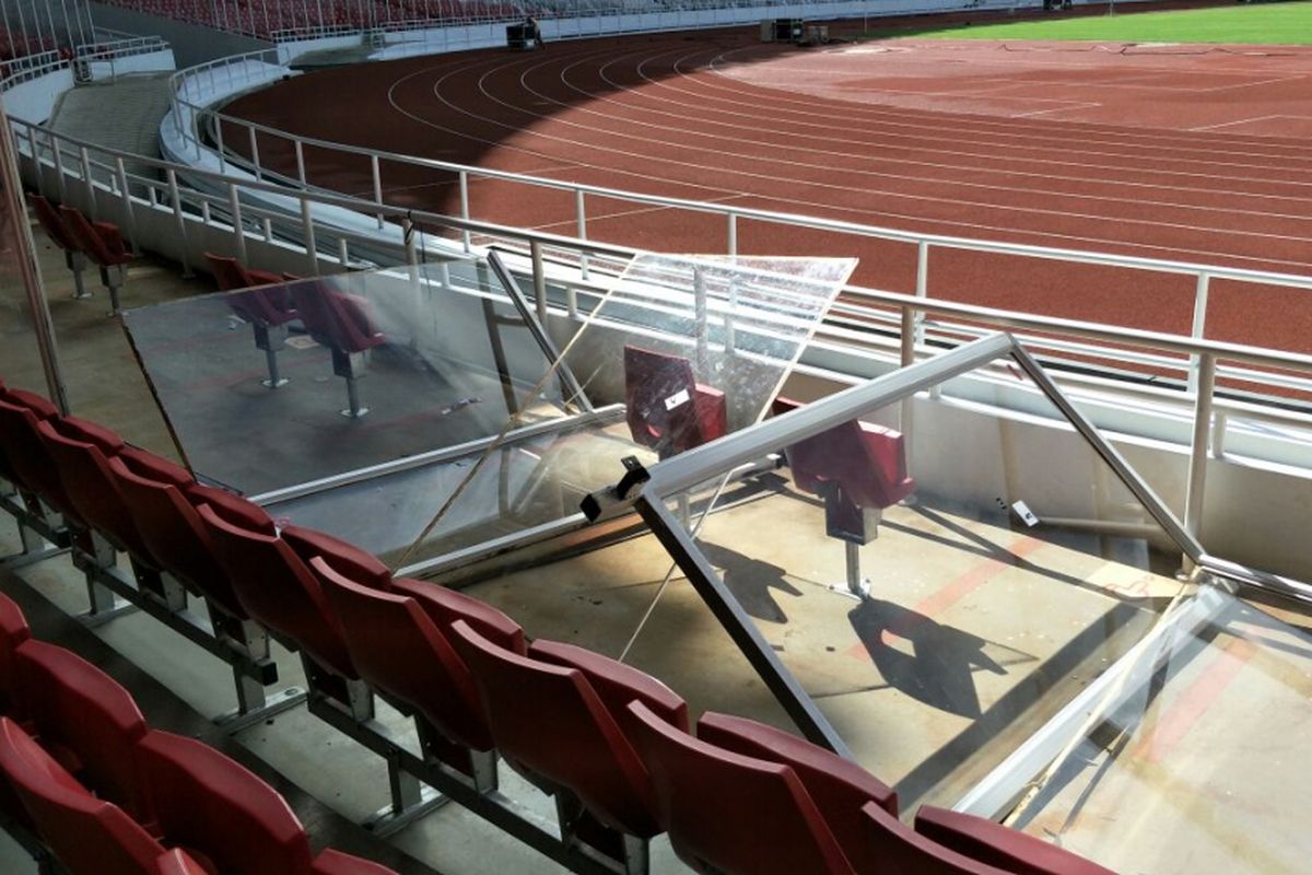 Pembatas akrilik yang membatasi kursi-kursi penonton dan area lapangan di Stadion Utama Gelora Bung Karno, Senayan, Jakarta Pusat, copot pasca-final Piala Presiden. Foto diambil Senin (19/2/2018).