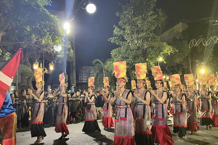 Peserta perwakilan pemerintah Kota Samarinda dalam Karnaval Budaya Munas VII Apeksi di Surabaya, Jumat (9/5/2025).