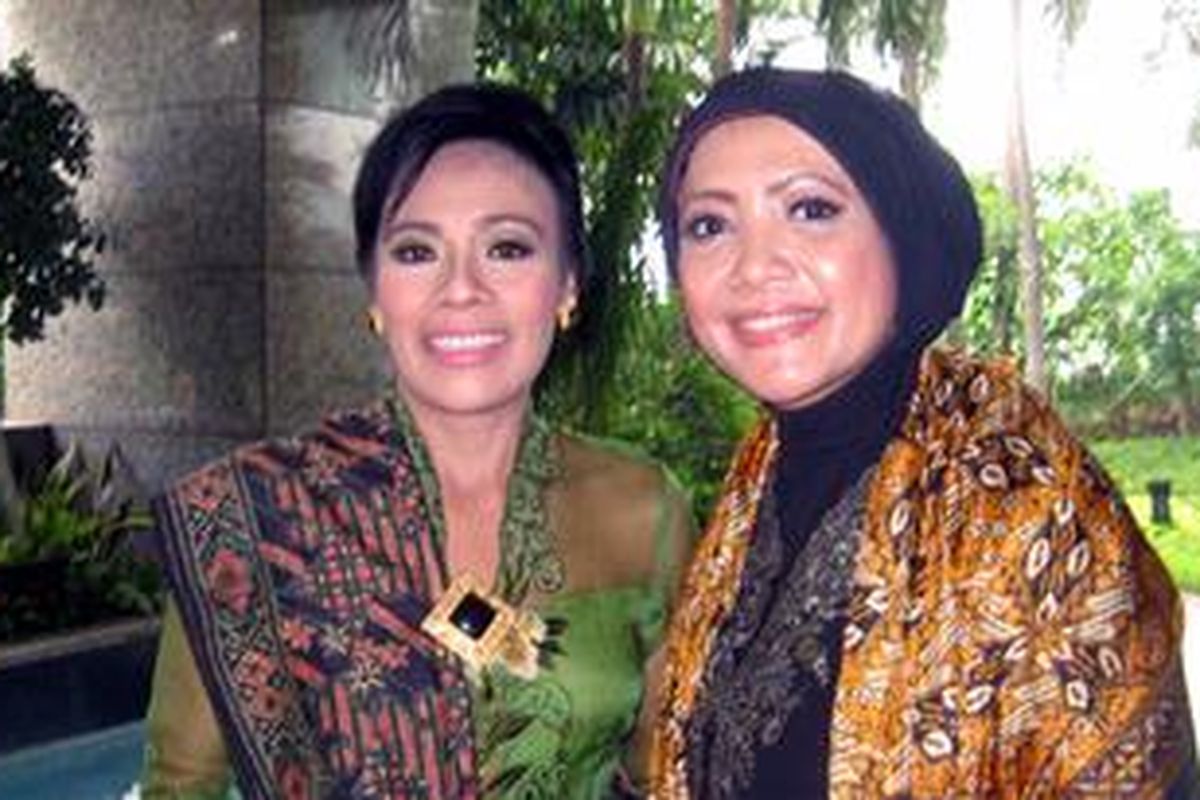 (Kanan) Motivator Ainy Fauziyah, bersama Luh Putu Upadisari, penerima Tupperware SheCAN! Award 2011.