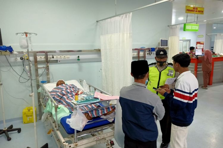 Korban pembacokan di Malang menjalani perawatan medis di Rumah Sakit Saiful Anwar akibat luka bacokan yang dialami di kepala dan tangannya.