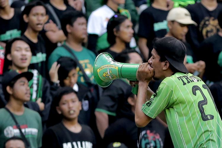 Seorang dirijen suporter Persebaya Surabaya memimpin nyanyi bersama saat uji coba berlangsung melawan Persis Solo dalam rangka merayakan ulang tahun Surabaya ke 729 di Stadion Gelora Bung Tomo Surabaya, Minggu (22/5/2022) sore.