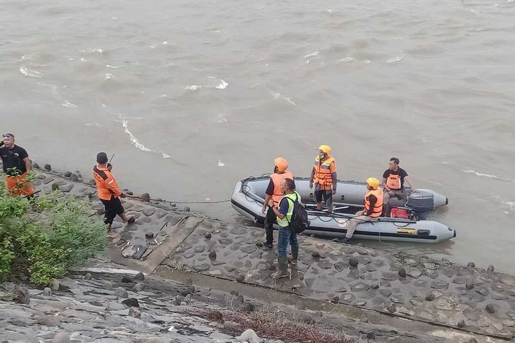 Tim pencari dari BPBD Jombang, Jawa Timur, melakukan penyisiran di lokasi hilangnya 2 pelajar di Sungai Brantas, di wilayah Jombatan, Kecamatan Kesamben, Kabupaten Jombang, Jawa Timur.