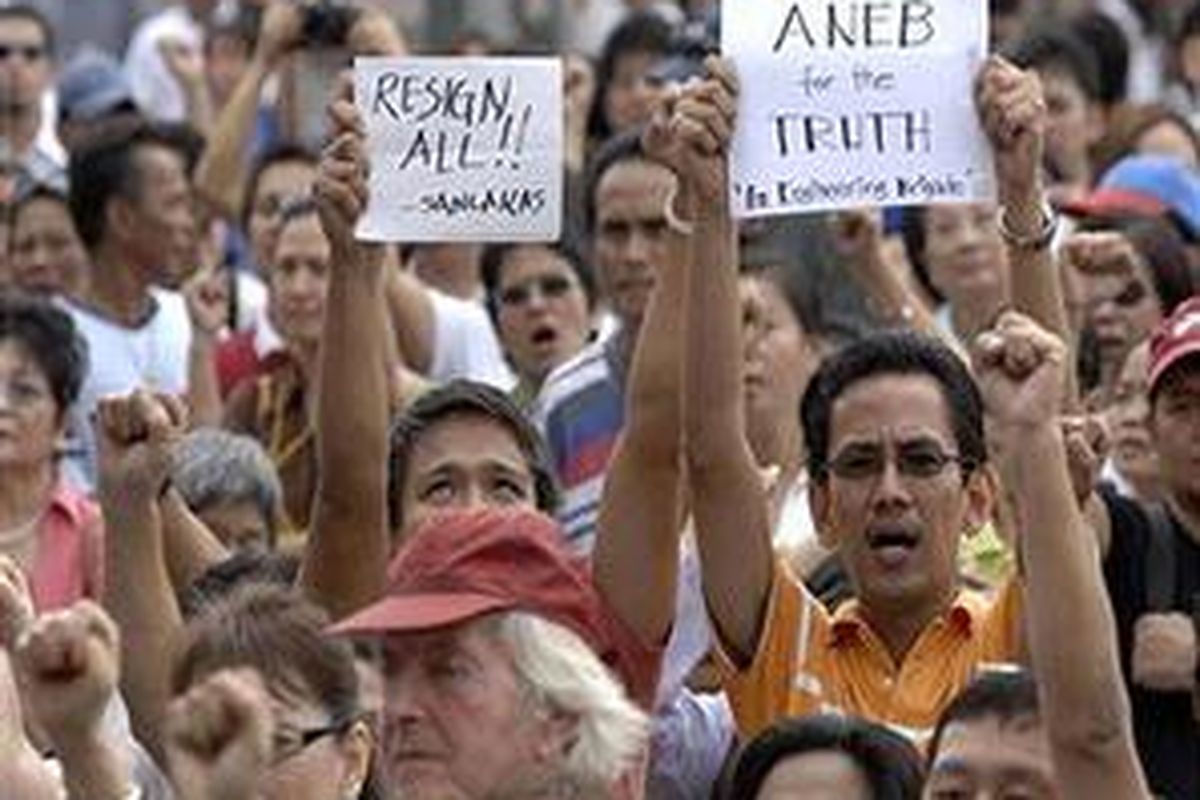 Ribuan demonstran berkumpul di wilayah pinggiran Manila untuk meneriakkan slogan anti-pemerintah Filipina dan menyerukan Presiden Gloria Macapagal Arroyo untuk mundur dari jabatannya