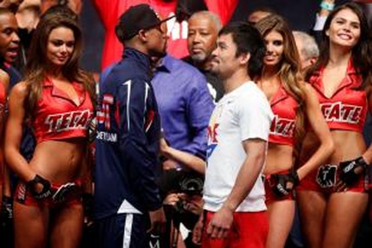 Petinju Amerika Serikat, Floyd Mayweather (tengah kiri), dan petinju Filipina, Manny Pacquiao (tengah kanan), saling berhadapan muka pada acara timbang badan di Las Vegas, Jumat (1/5/2015). Keduanya akan menjalani mega tarung di MGM Grand Garden Areana, Sabtu (2/5/2015).