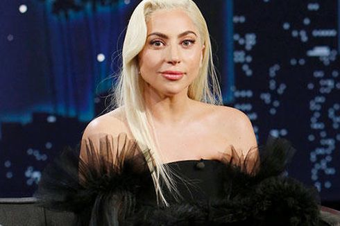 Berbalut Mini Dress, Lady Gaga Pamer Kaki Kencang dan Jenjang