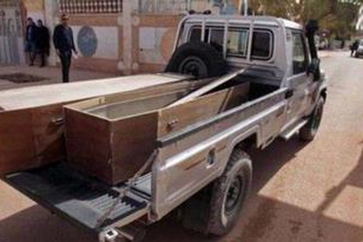 Aparat Aljazair mengirimkan peti mati ke In Amenas untuk membawa korban tewas akibat penyanderaan selama empat hari di ladang gas itu. Pemerintah Aljazair menyatakan 37 warga asing tewas akibat insiden penyanderaan paling berdarah itu.